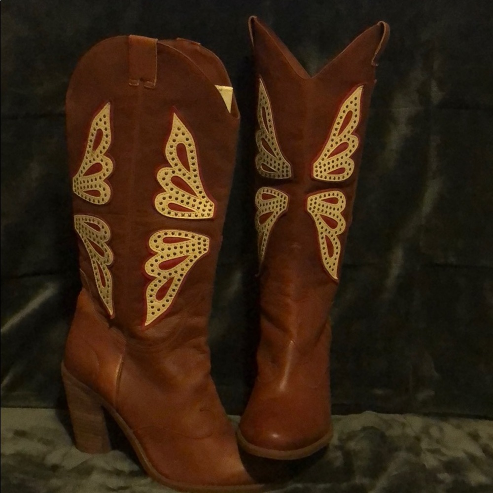 Western butterfly design boots with heel.